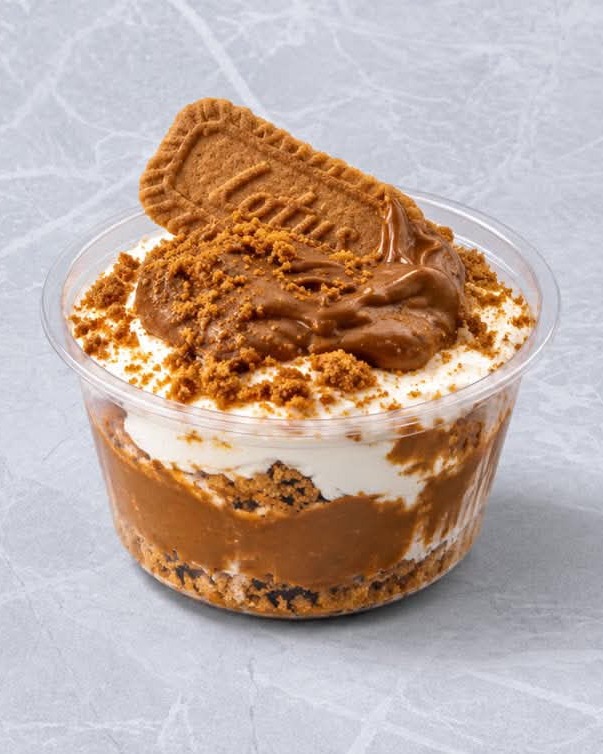 Γλυκό cup με κρέμα, τριμμένο μπισκότο και Lotus Biscoff από πάνω
